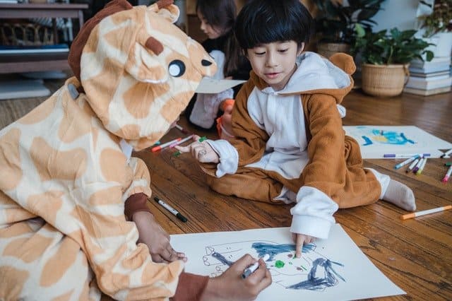 kids drawing together